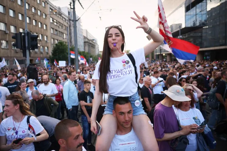 محتجون في ساحة سلافيا ببلغراد، يقودهم طلاب يرتدون قمصاناً تحمل شعار "الطلاب ينتصرون"، مطالبين بإسقاط الحكومة وإجراء انتخابات مبكرة.