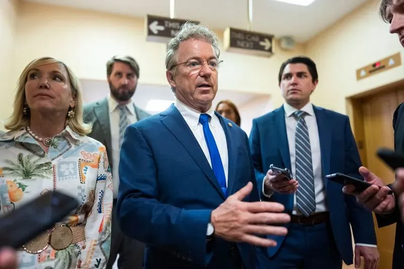 خلاف علني بين السيناتور راند بول وكبير مسؤولي الحدود ستيفن ميلر في الكابيتول هيل، وسط توتر حول تمويل أمن الحدود.