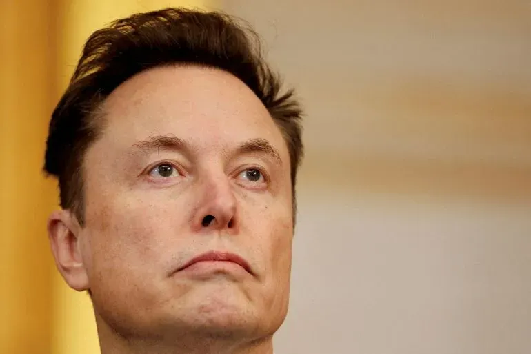 إيلون ماسك في جلسة محكمة تتعلق بحزمة أجوره البالغة 56 مليار دولار، حيث يناقش محامو تسلا قضايا قانونية مهمة.