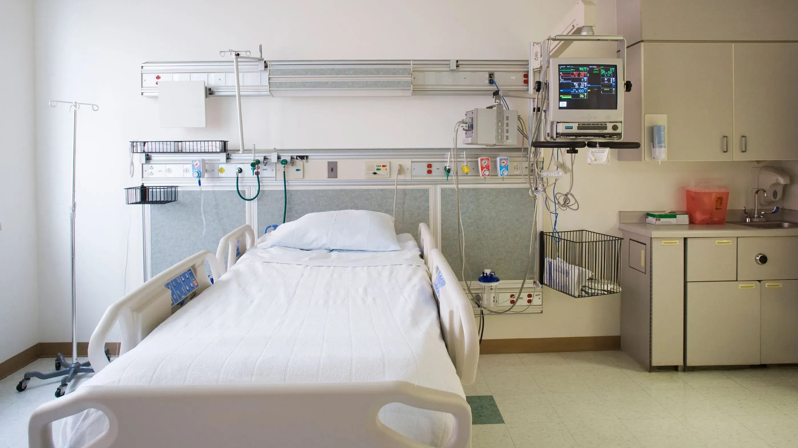 غرفة مستشفى فارغة تحتوي على سرير طبي وأجهزة مراقبة، تعكس المخاوف من ارتفاع مضاعفات الحمل بعد حظر الإجهاض في تكساس.