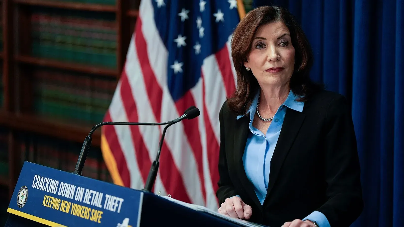 حاكمة نيويورك كاثي هوشول تتحدث في مؤتمر صحفي، مع العلم الأمريكي خلفها، حول قضايا الإجهاض والتسليم القانوني.