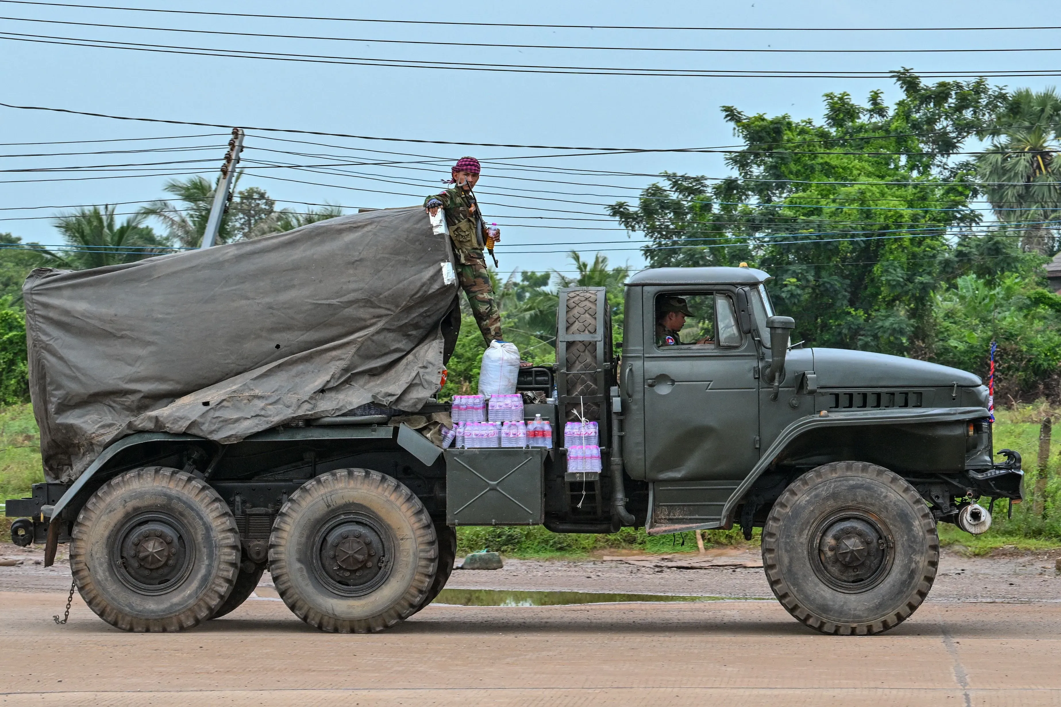 عربة عسكرية تحمل جنودًا وذخائر تتحرك على طريق بالقرب من الحدود الكمبودية التايلاندية وسط تصاعد التوترات بين البلدين.