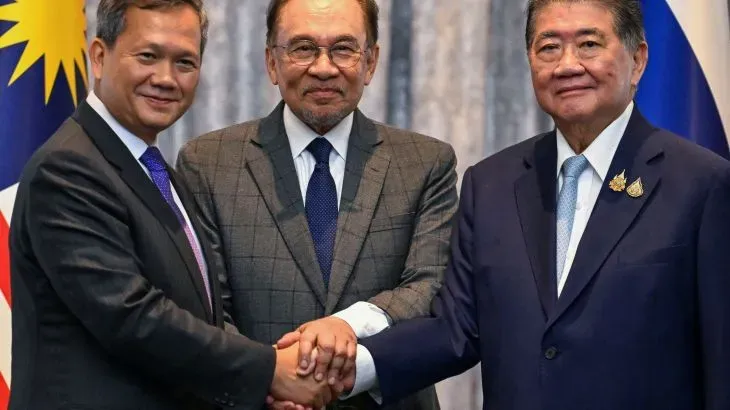 اجتماع قادة تايلاند وكمبوديا مع أنور إبراهيم في بوتراجايا، حيث تم الاتفاق على وقف إطلاق النار لحل النزاع الحدودي.