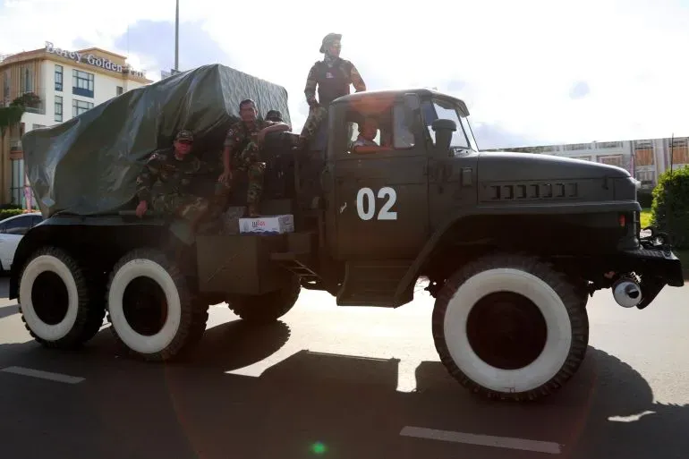 عربة عسكرية تحمل جنودًا تايلانديين، تتواجد على الحدود مع كمبوديا، في سياق التوترات العسكرية بين البلدين.