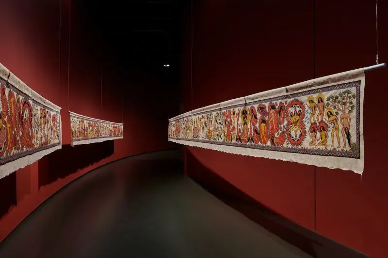 تظهر الصورة لفائف فنية ملونة للفنانة الإندونيسية سيترا ساسميتا، تعرض مشاهد تتحدى الأساطير التقليدية وتحتفل بالأنوثة.