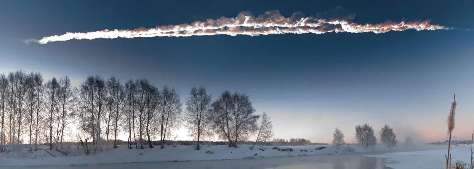 تظهر الصورة أثر كويكب 2024 YR4 في السماء، مشكلاً سحابة ضبابية من الغازات، مما يبرز أهمية مراقبة الكويكبات القريبة من الأرض.