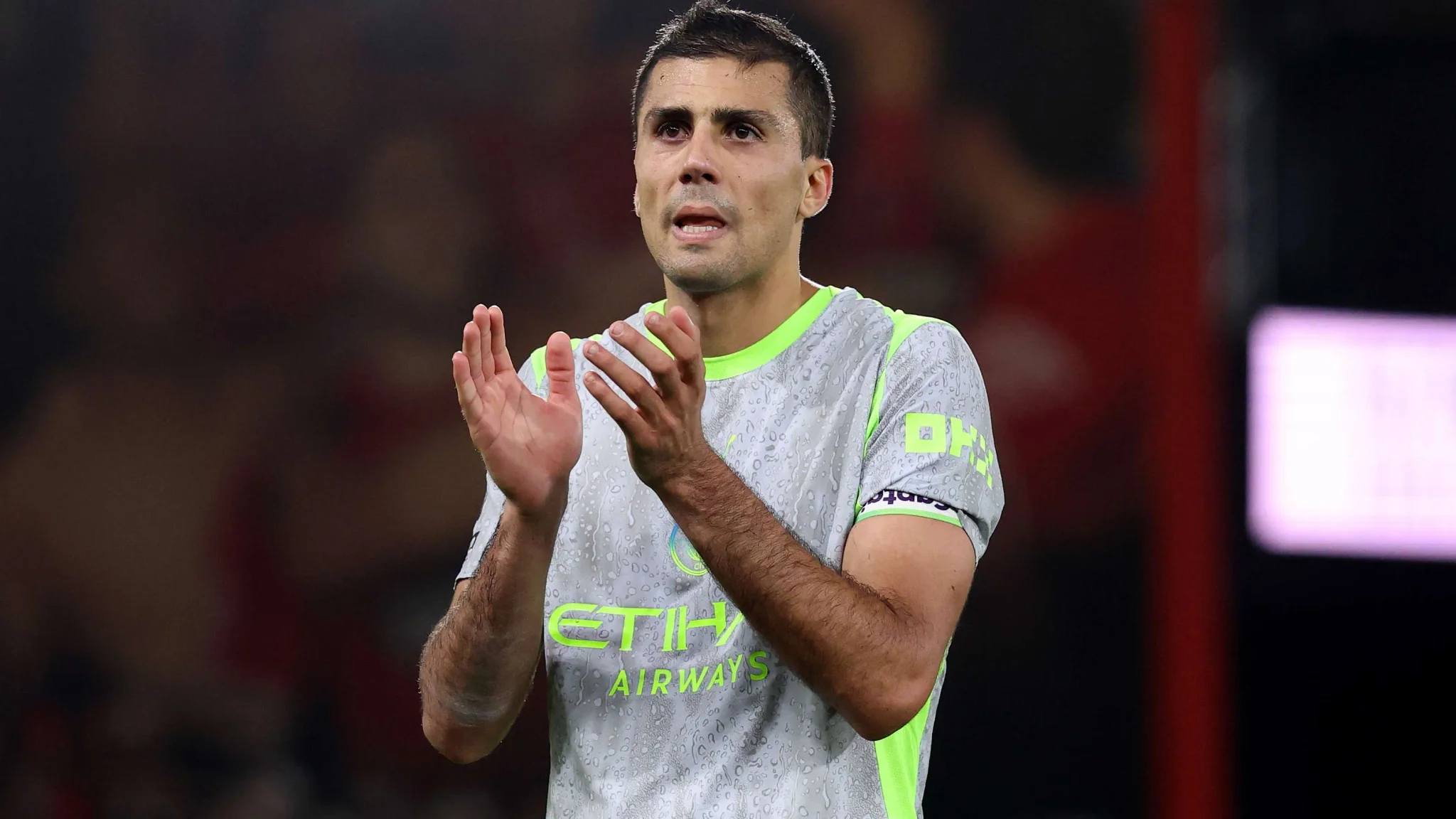 رودري لاعب وسط مانشستر سيتي يصفق أثناء مباراة، مع اهتمام ريال مدريد بضمّه لتعزيز خط الوسط وفق مخططات مورينيو.