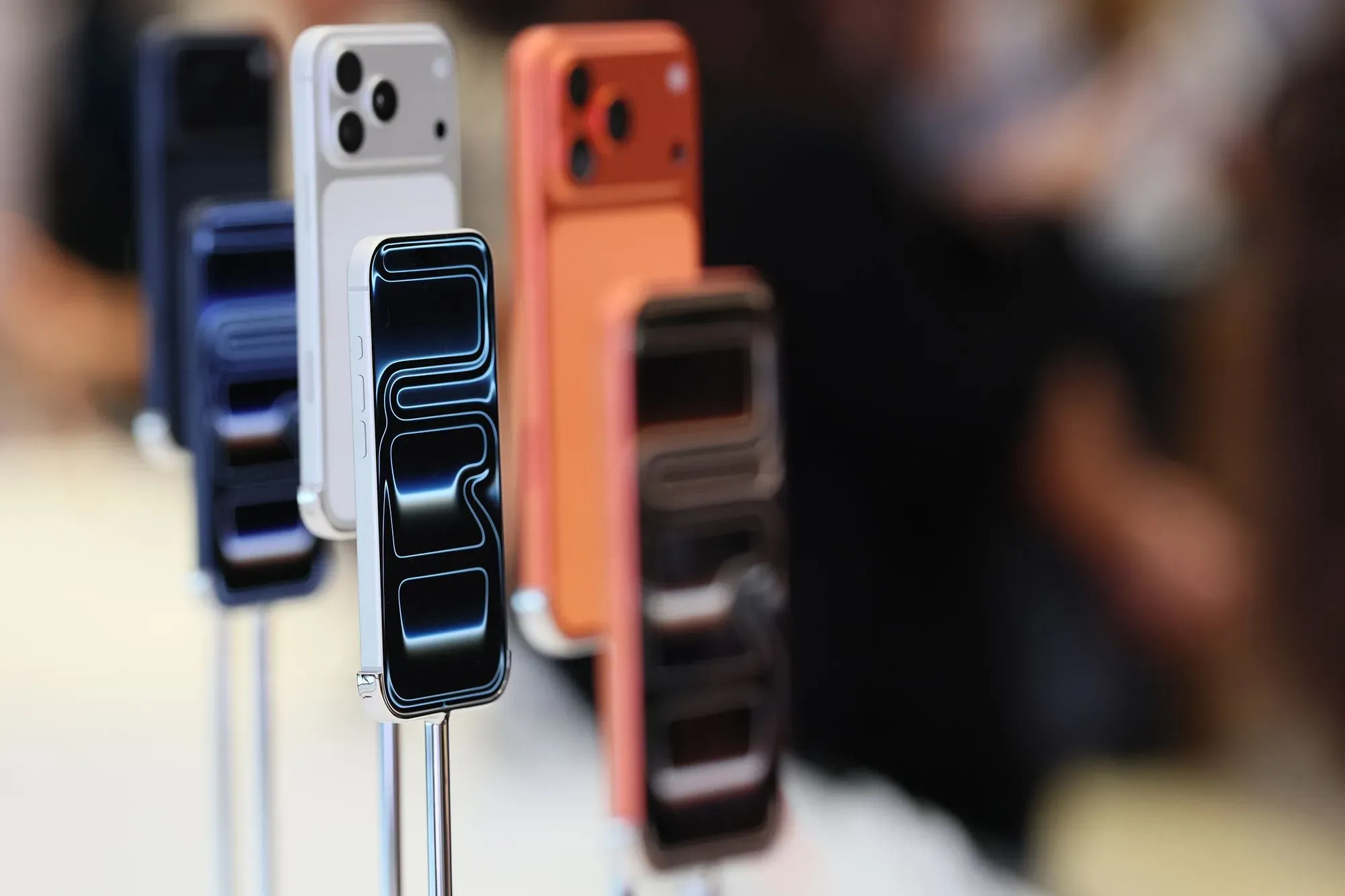 عرض لأجهزة iPhone الجديدة بألوان متعددة، مع التركيز على التصميم الأنيق والتكنولوجيا المتقدمة، مما يعكس توجه المستهلكين نحو الجودة والقيمة.