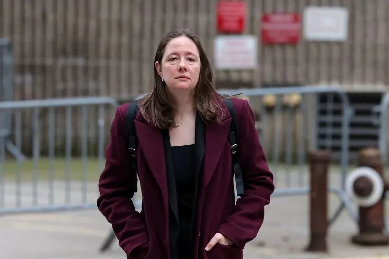 مورين كومي تسير خارج مبنى محكمة في نيويورك، تعبيرها جاد، بعد إقالتها من منصبها كمدعية عامة وسط جدل سياسي حول إدارة ترامب.