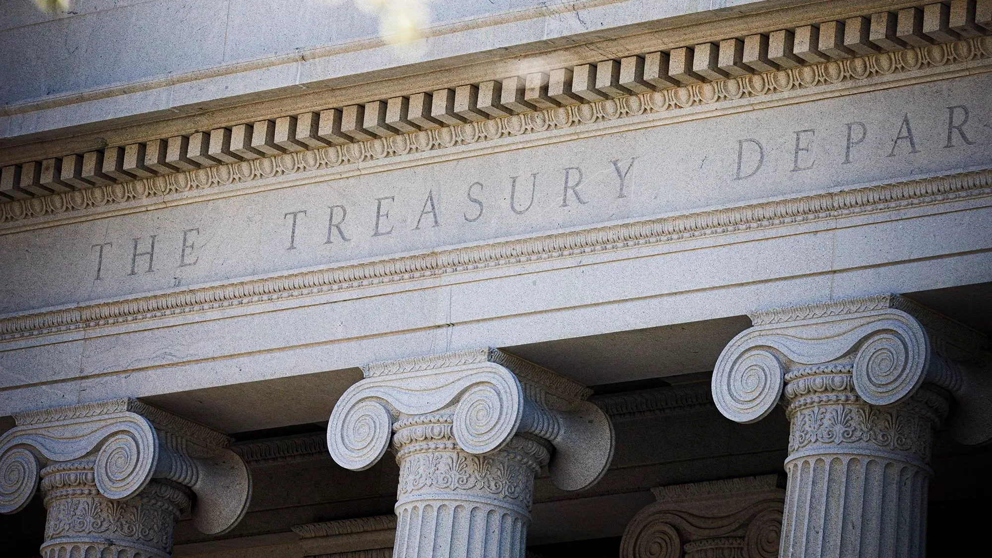 واجهة وزارة الخزانة الأمريكية، مع أعمدة معمارية بارزة وكتابات تشير إلى دورها في الاقتصاد، تعكس القلق حول سوق السندات.