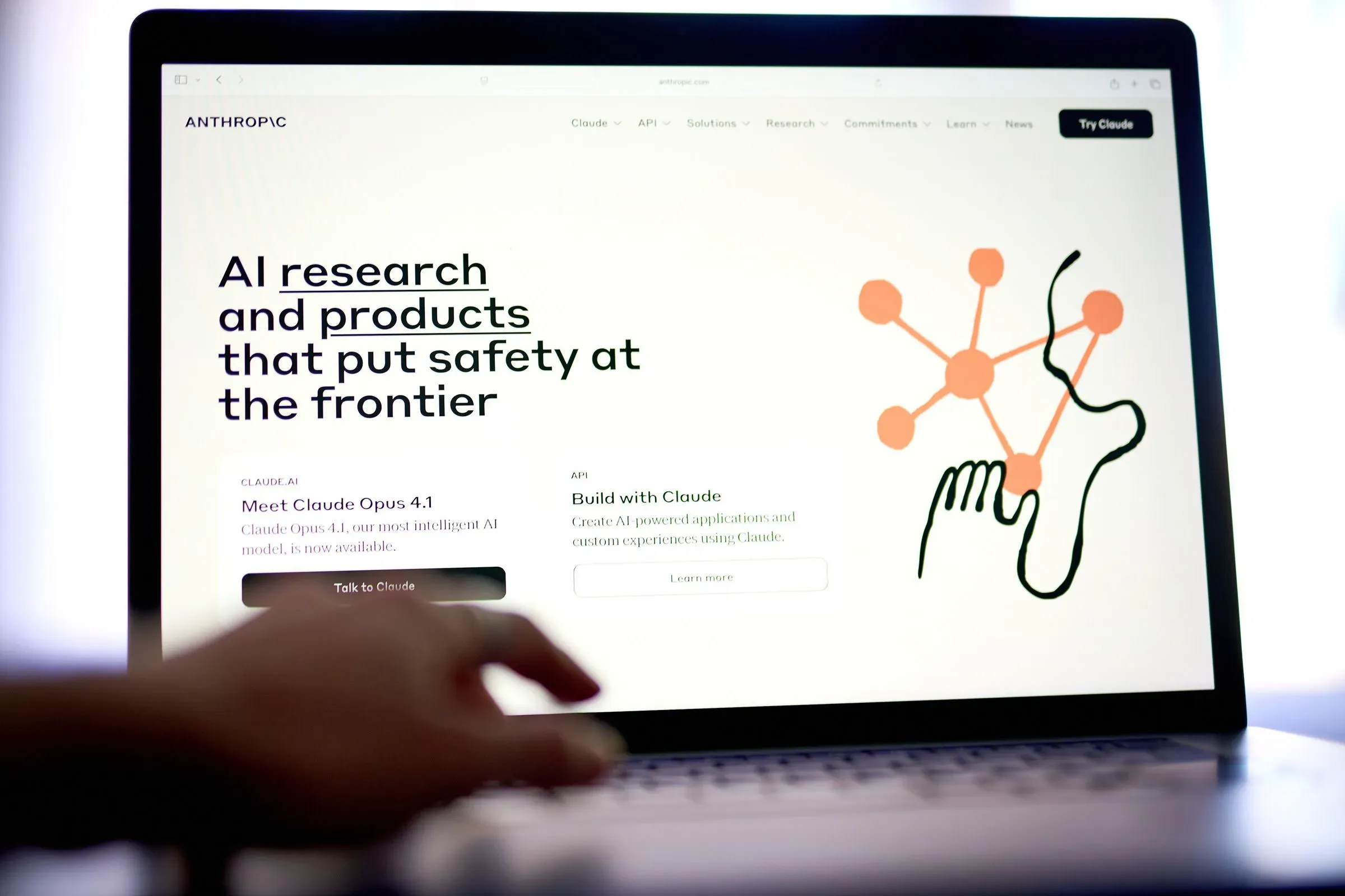 واجهة موقع شركة أنثروبيك تعرض معلومات عن الذكاء الاصطناعي ومنتجاته، مع التركيز على الأمان والابتكار.