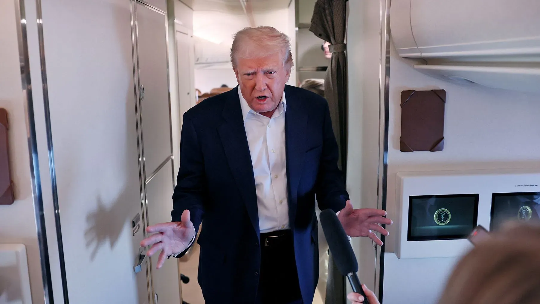 ترامب يتحدث للصحافيين داخل الطائرة الرئاسية "إير فورس وان"، معبرًا عن توقعاته بشأن صفقات تجارية وشيكة مع دول متعددة.