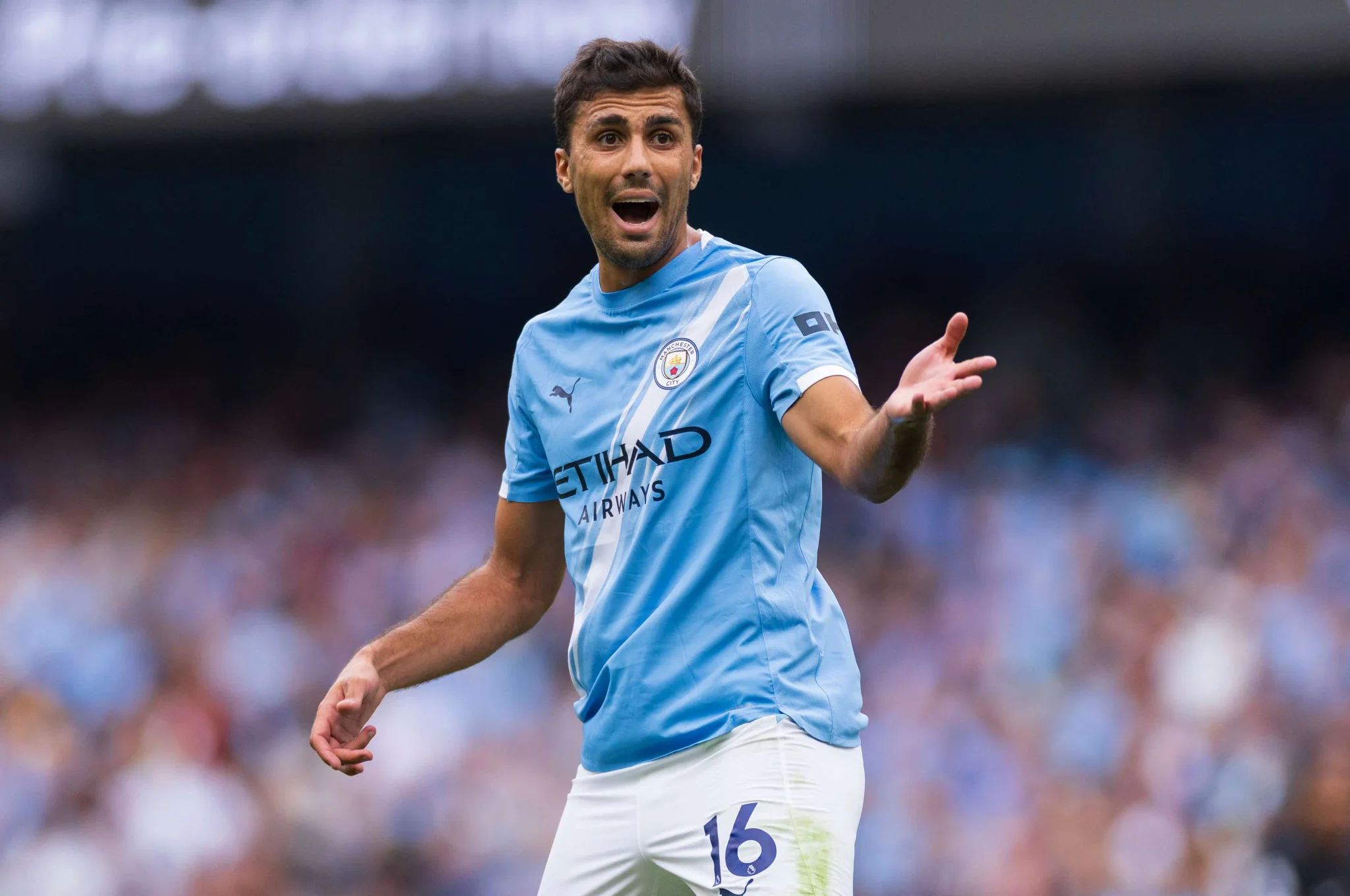 لاعب مانشستر سيتي الإسباني رودري يعبر عن استغرابه خلال مباراة في الدوري الإنجليزي الممتاز موسم 2026-2027.