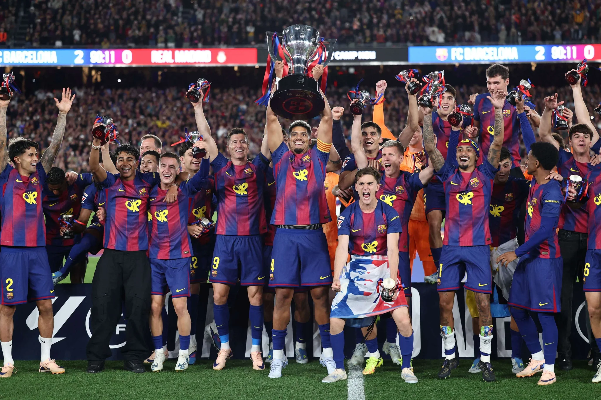 لاعبو برشلونة يحتفلون بحمل كأس البطولة بعد موسم صعب تضمن إصابات وإرهاق بدني في كأس العالم 2026.