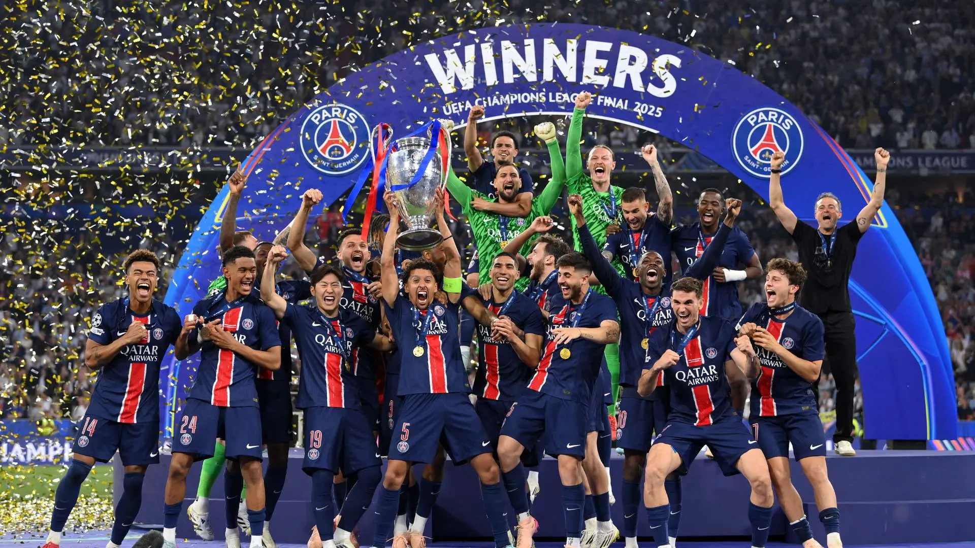 لاعبو باريس سان جيرمان يحتفلون برفع كأس دوري أبطال أوروبا 2025 وسط أجواء من الفرح والاحتفالات في الملعب.