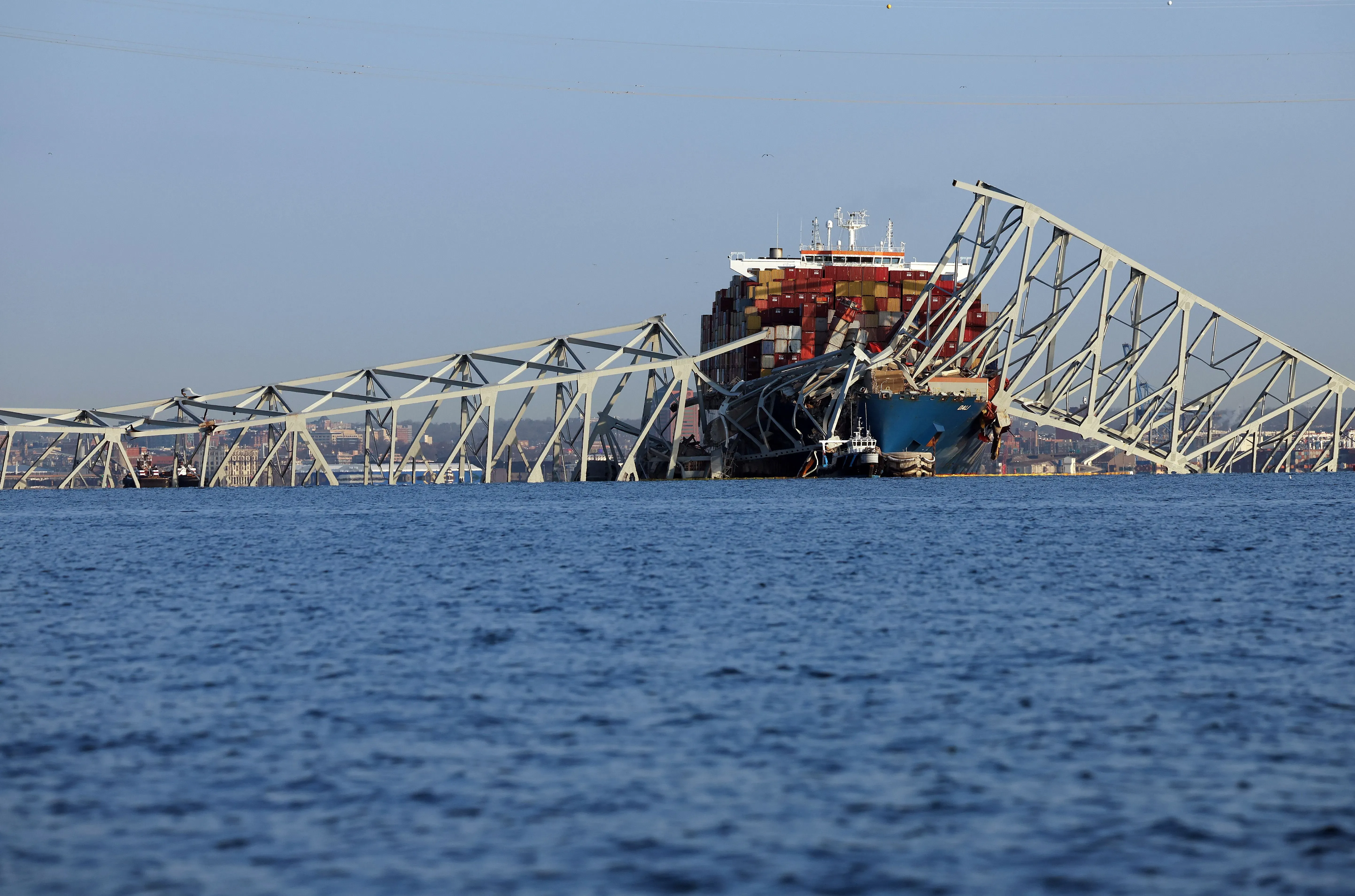 جسر فرانسيس سكوت كي في بالتيمور منهار جزئيًا بسبب اصطدام سفينة شحن، مما أدى إلى تأخير إعادة البناء وتكاليف مرتفعة.