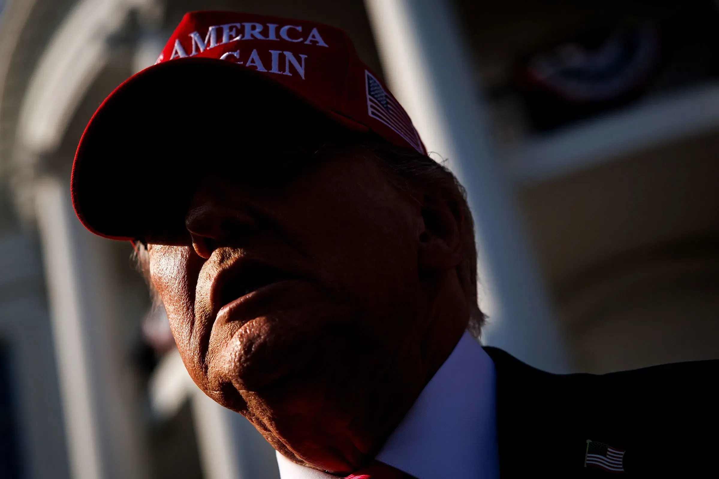 صورة لظلال شخصية ترتدي قبعة مكتوب عليها "أمريكا مجددًا"، تعكس التوترات القانونية خلال ولاية ترامب الثانية.
