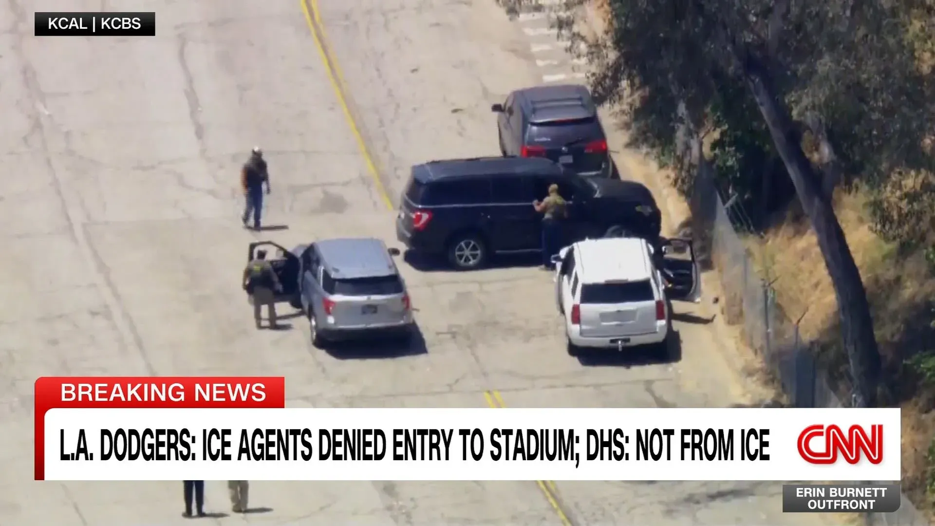 وجود عملاء من وكالة إنفاذ قوانين الهجرة والجمارك خارج ملعب دودجرز في لوس أنجلوس، مع تحذيرات من احتجاجات محلية.