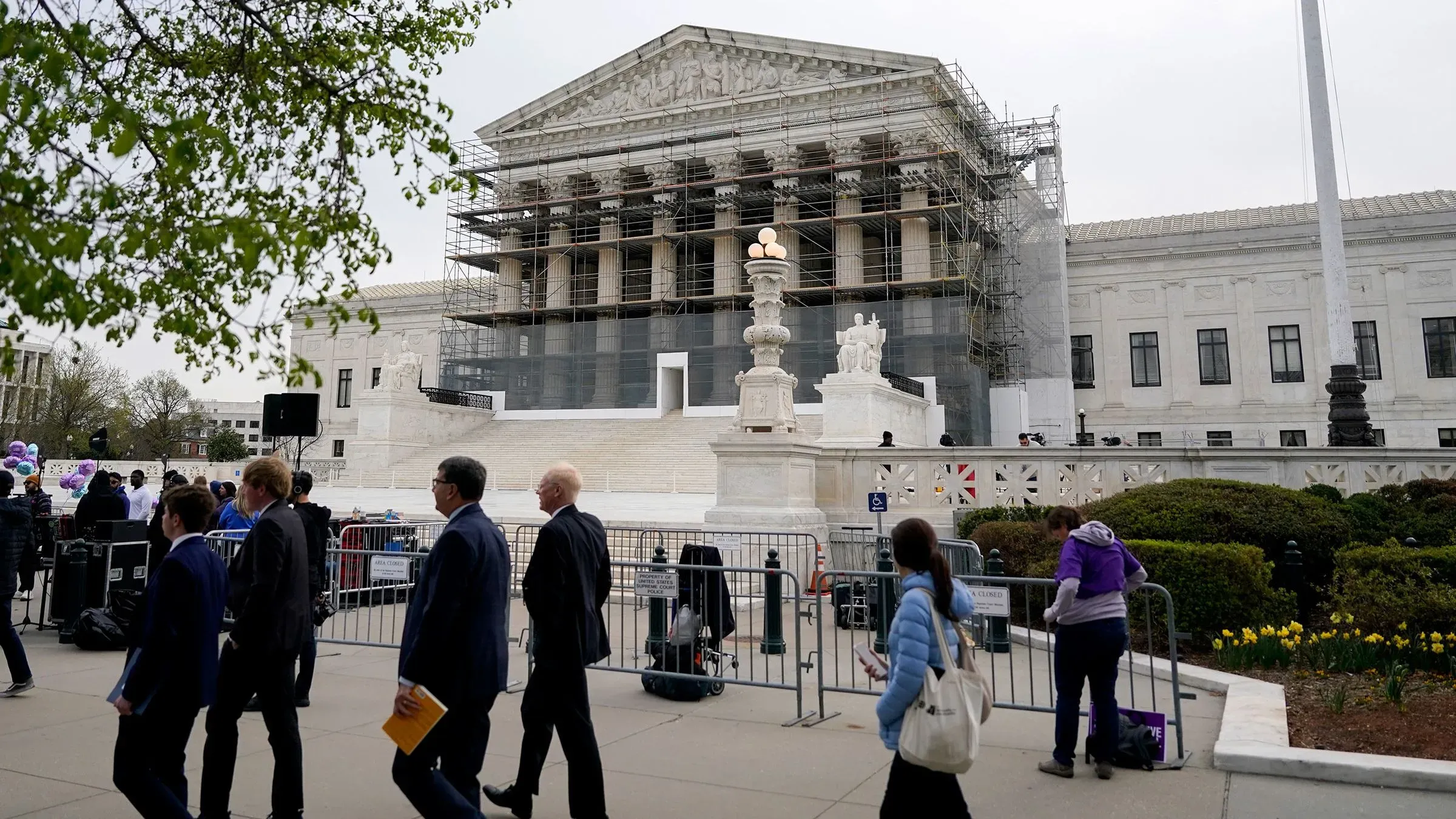مبنى المحكمة العليا الأمريكية مع أعمال ترميم، وزوار يتجولون في الخارج، مما يعكس الأجواء القانونية المحيطة بقضية مارتن.