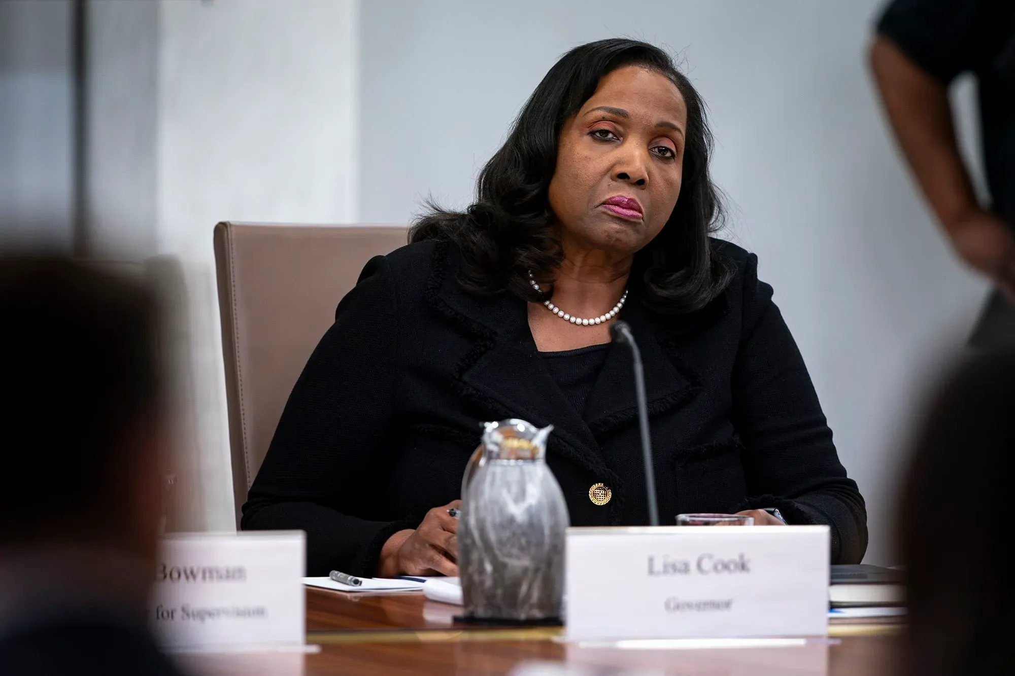 ليزا كوك، عضو مجلس إدارة الاحتياطي الفيدرالي، تجلس في اجتماع، تعبيرها يدل على التوتر وسط قضايا قانونية تتعلق باستقلالية البنك المركزي.