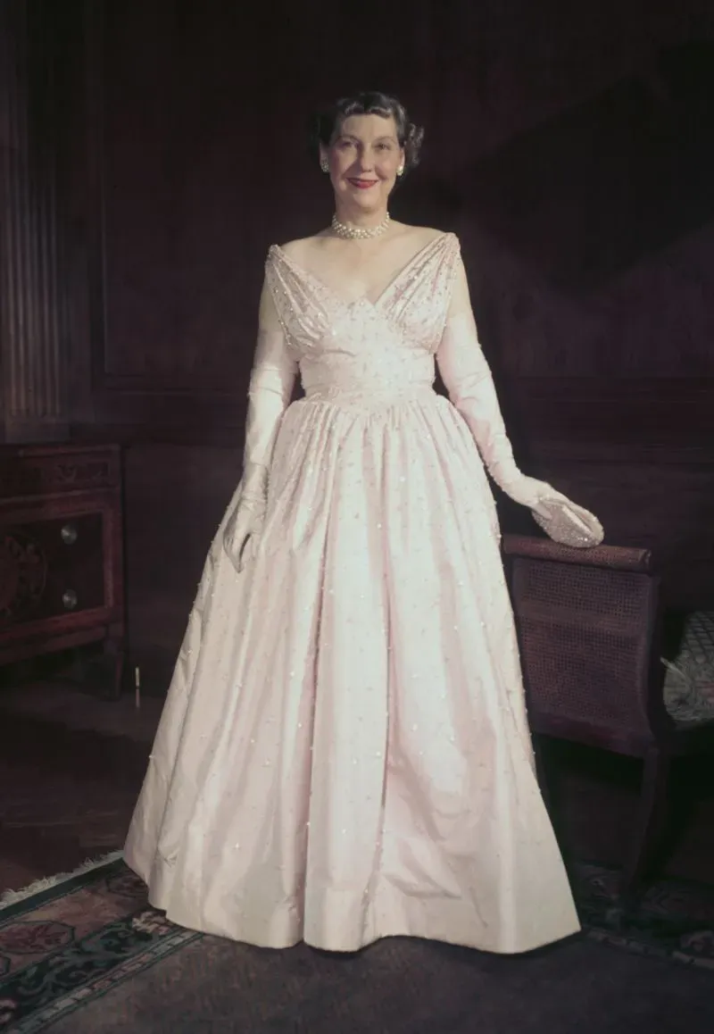 فستان مامي أيزنهاور الزهري المطرز بأحجار الراين والقفازات المطابقة، يظهر إطلالة أنيقة في حفل تنصيب زوجها عام 1953.