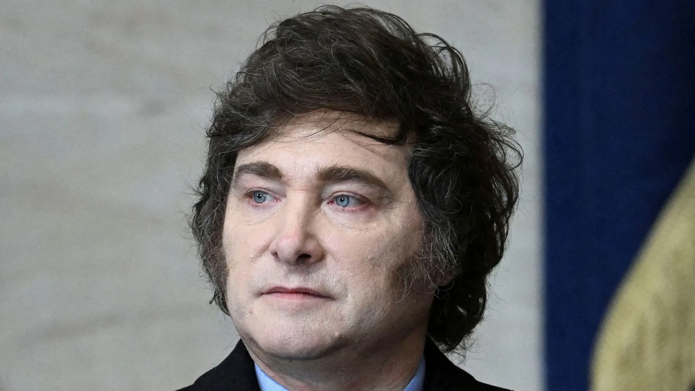 الرئيس الأرجنتيني خافيير ميلي خلال مؤتمر صحفي، مع التركيز على التحديات الاقتصادية وخطة الإنقاذ من صندوق النقد الدولي.