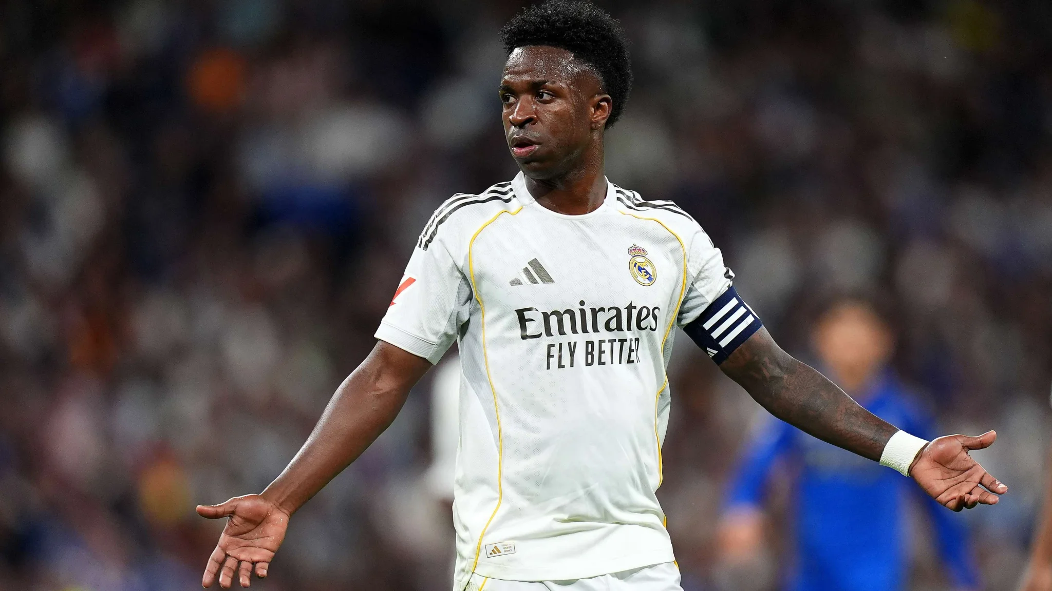 فينيسيوس جونيور قائد ريال مدريد يرتدي زي الفريق الأبيض خلال مباراة، وسط جدل حول تجديد عقده أو انتقاله الصيفي.