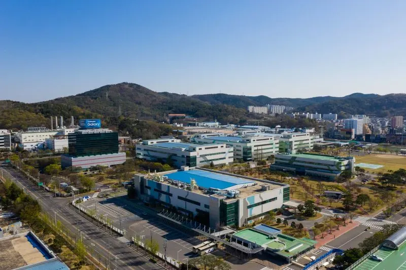 منظر جوي لمرافق تصنيع هواتف سامسونج في كوريا الجنوبية، مع التركيز على المساحات الخضراء والمباني الحديثة.