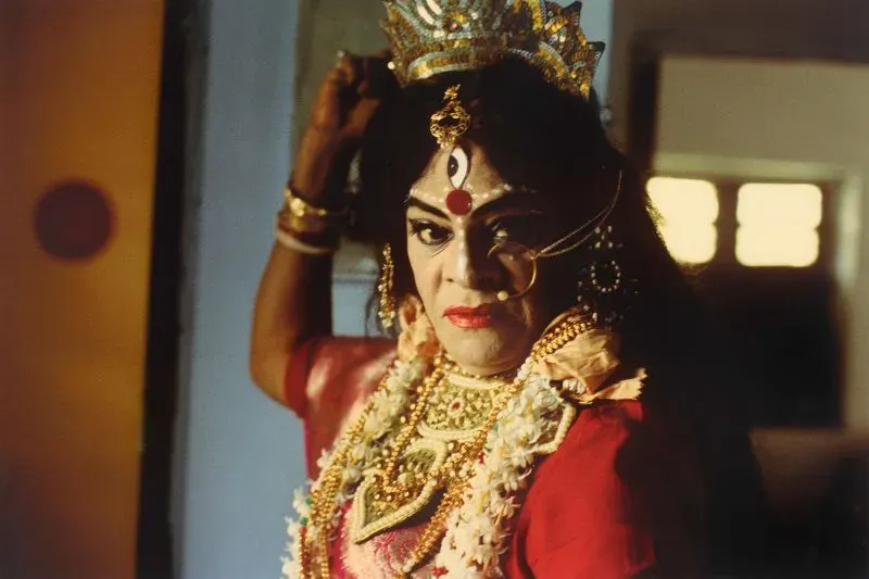 تشابال بهادوري، آخر ممثل يؤدي أدوار نسائية في المسرح البنغالي، يتجسد في شخصية الإلهة شيتالا، مرتديًا زينة تقليدية ومكياج.