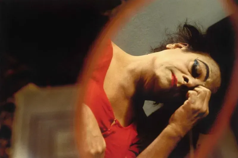 تشابال بهادوري يتزين بالمكياج في لحظة تحضيرية لأداء شخصية إلهية، مع التركيز على تفاصيل تجميله وإيماءاته الدرامية.