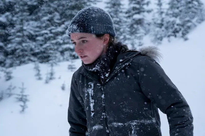 شخصية جديدة في الموسم الثاني من "The Last of Us"، تظهر في بيئة شتوية مليئة بالثلوج، تعكس التحديات التي تواجهها في عالم ما بعد الكارثة.