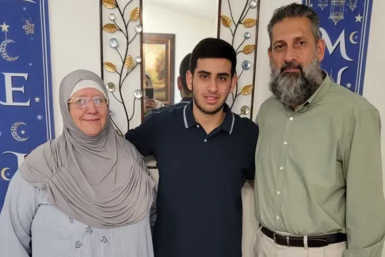 صورة عائلية تظهر سيف الله مسلط مع والدته ووالده في منزلهم، تعكس الروابط الأسرية العميقة والطموحات المستقبلية.