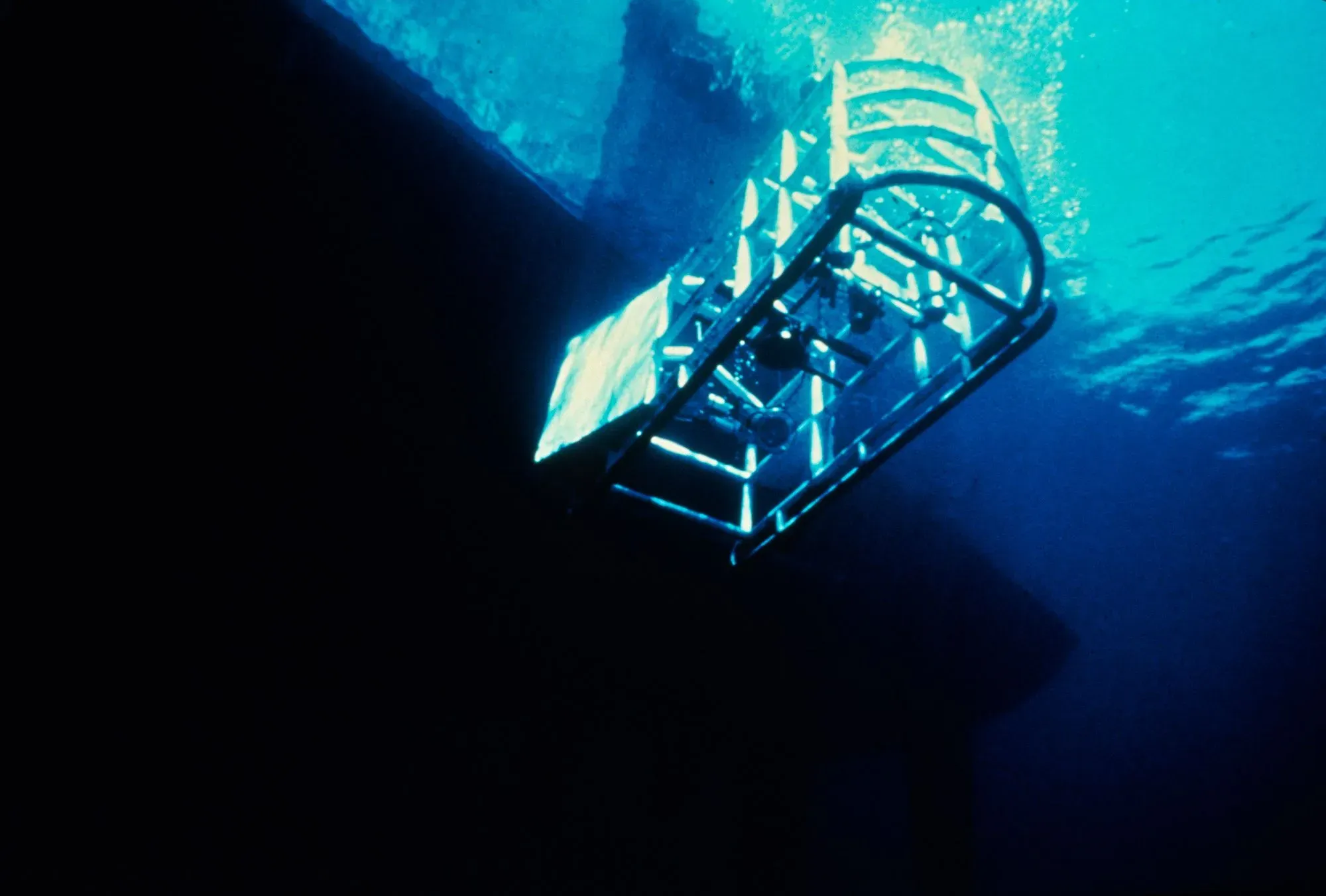 صورة لمركبة استكشاف تحت الماء تُستخدم في البحث عن حطام سفينة تيتانيك، تظهر تحت سطح المحيط الأزرق.