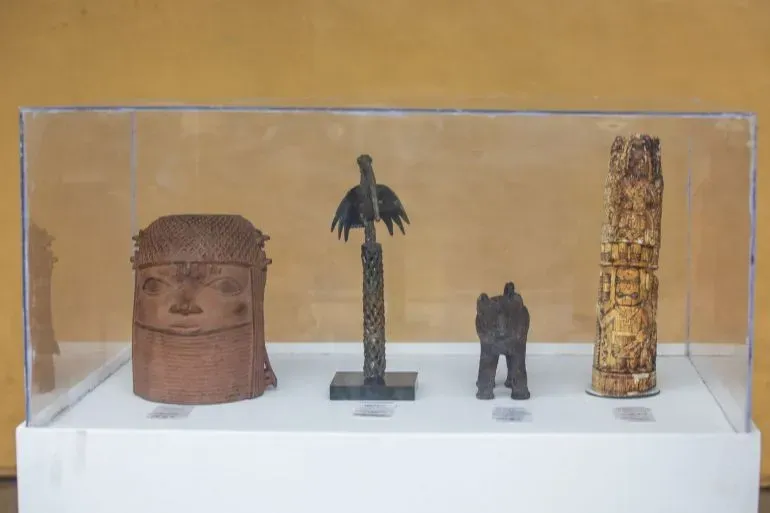 أربع منحوتات برونزية تاريخية من مملكة بنين، معروضة في متحف لاغوس، تمثل الهوية الثقافية للشعب النيجيري.
