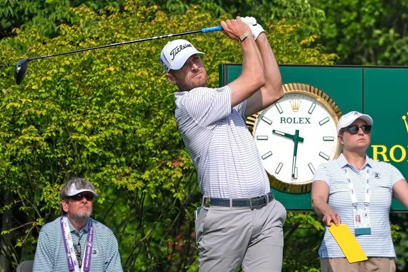 مات فوغت، طبيب الأسنان، يسدد كرة الجولف في بطولة أمريكا المفتوحة، مع وجود مشجعين خلفه، في ملعب أوكمونت.