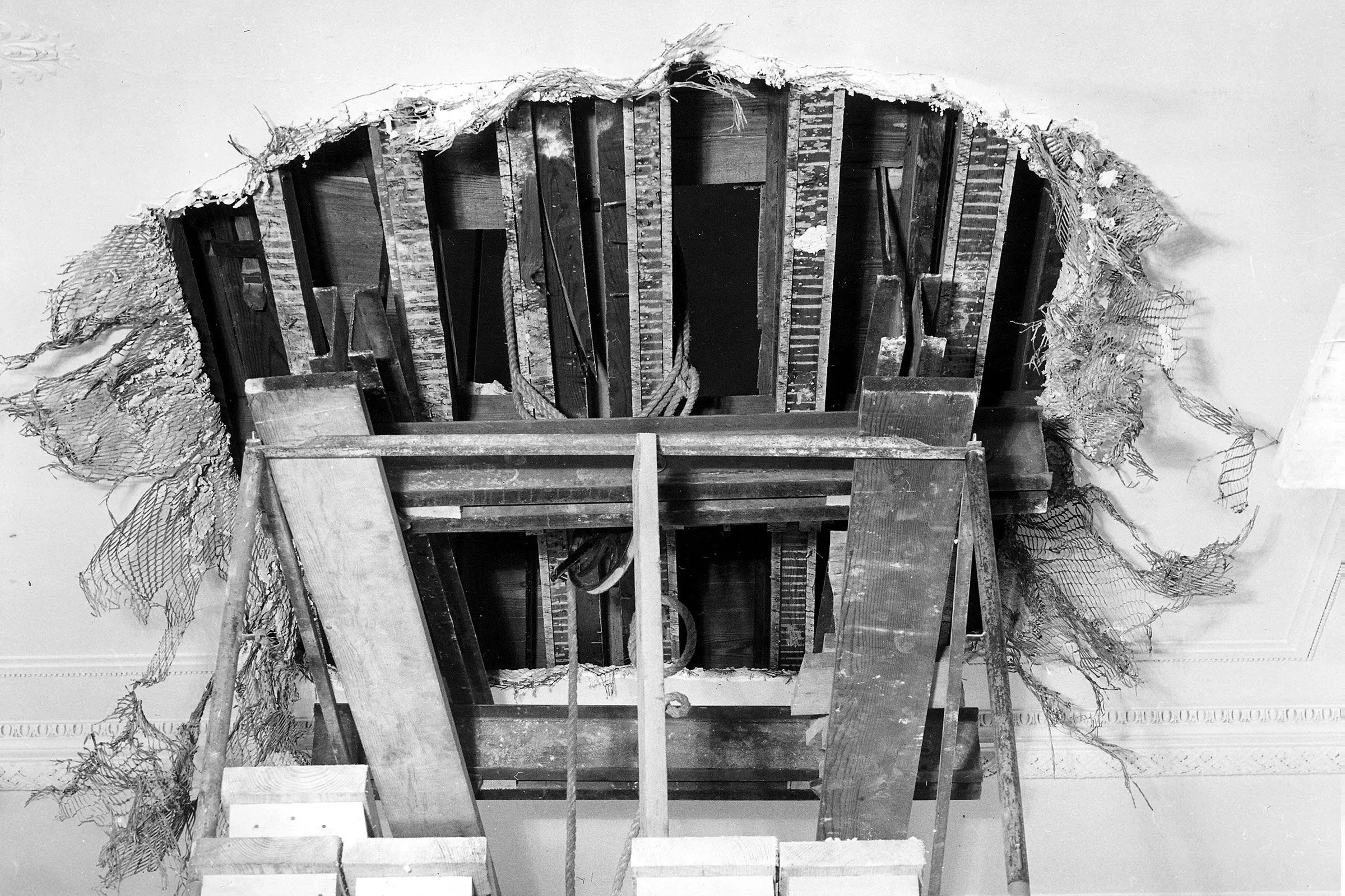 صورة تظهر جزءًا من السقف المهدوم في البيت الأبيض خلال أعمال البناء لقاعة احتفالات جديدة، التي تمولها مصالح خاصة.