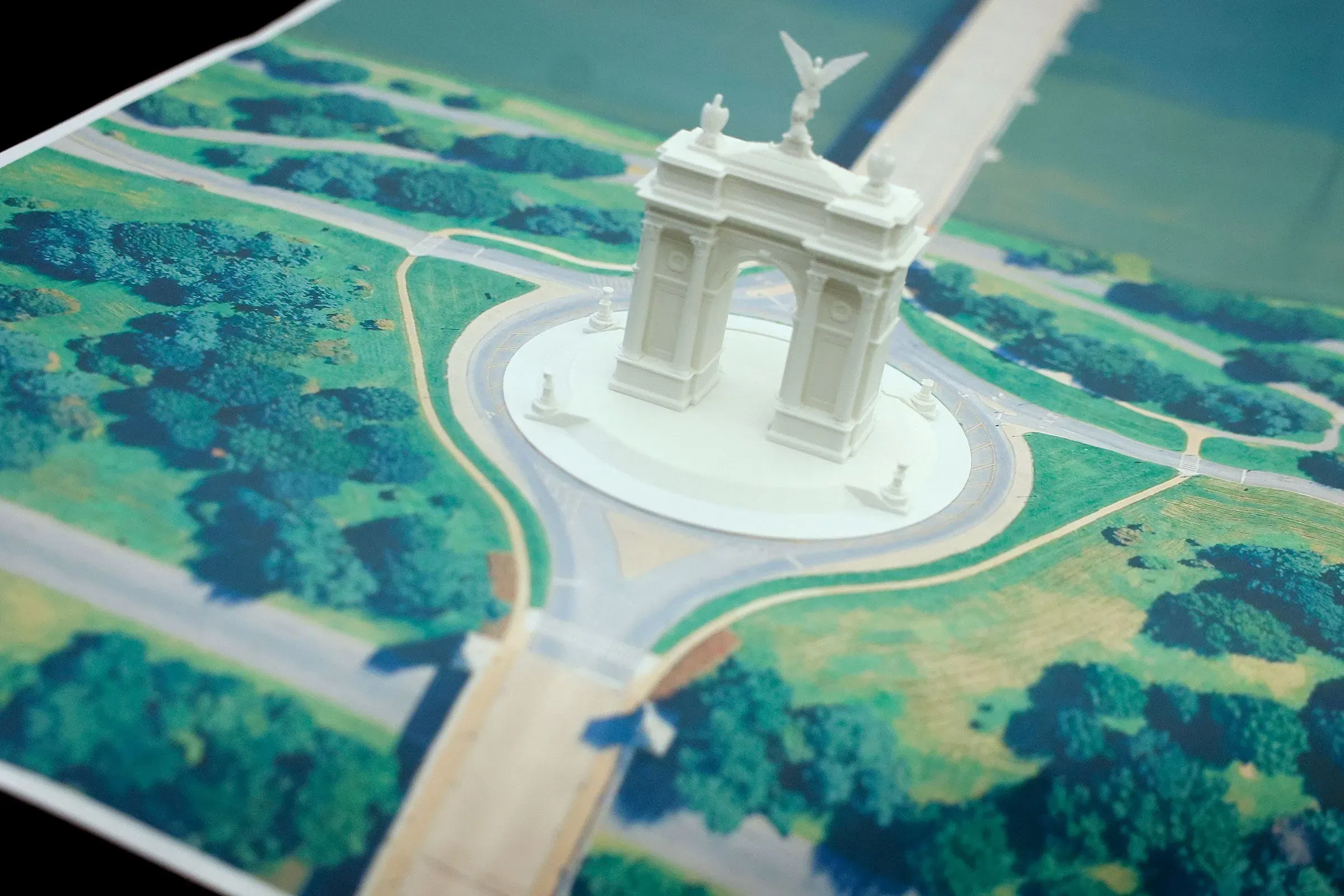 نموذج ثلاثي الأبعاد لقاعة احتفالات جديدة في البيت الأبيض، مستوحاة من العمارة الكلاسيكية، تظهر في وسط حديقة واسعة.