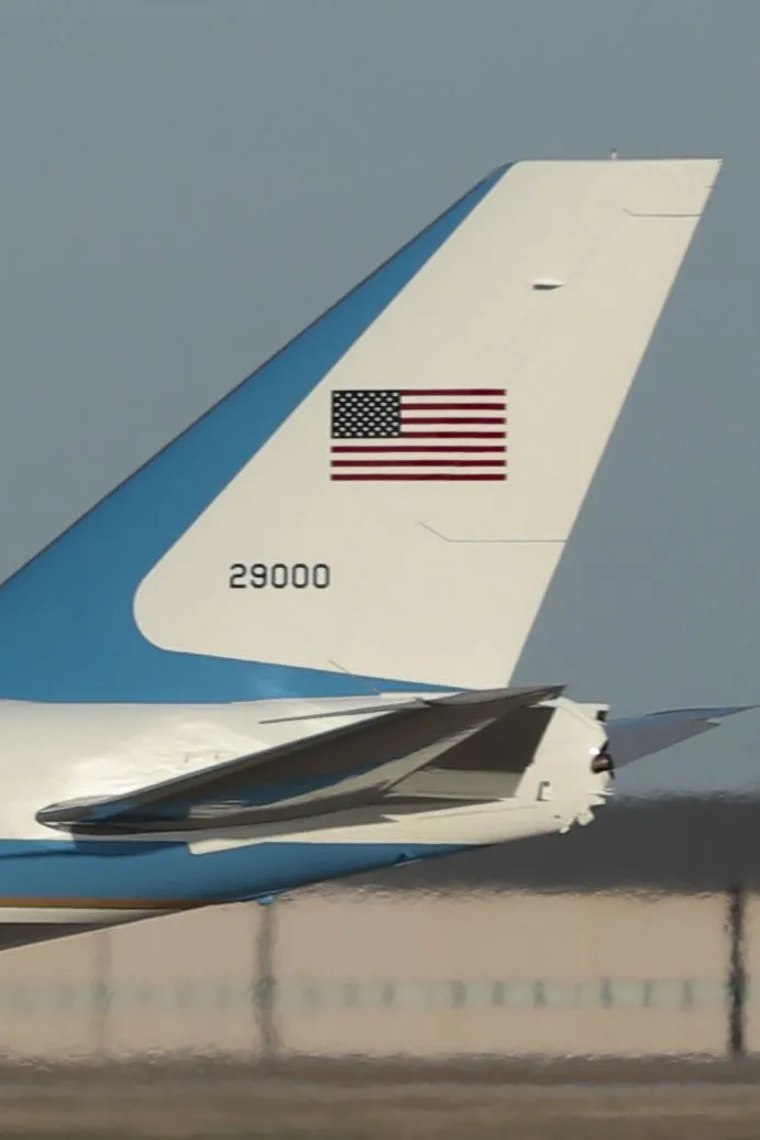 ذيل طائرة Air Force One الأمريكية القديمة تحمل العلم الأمريكي ورقم 29000، في ظل تساؤلات حول تحديثات الطائرة الرئاسية الجديدة.