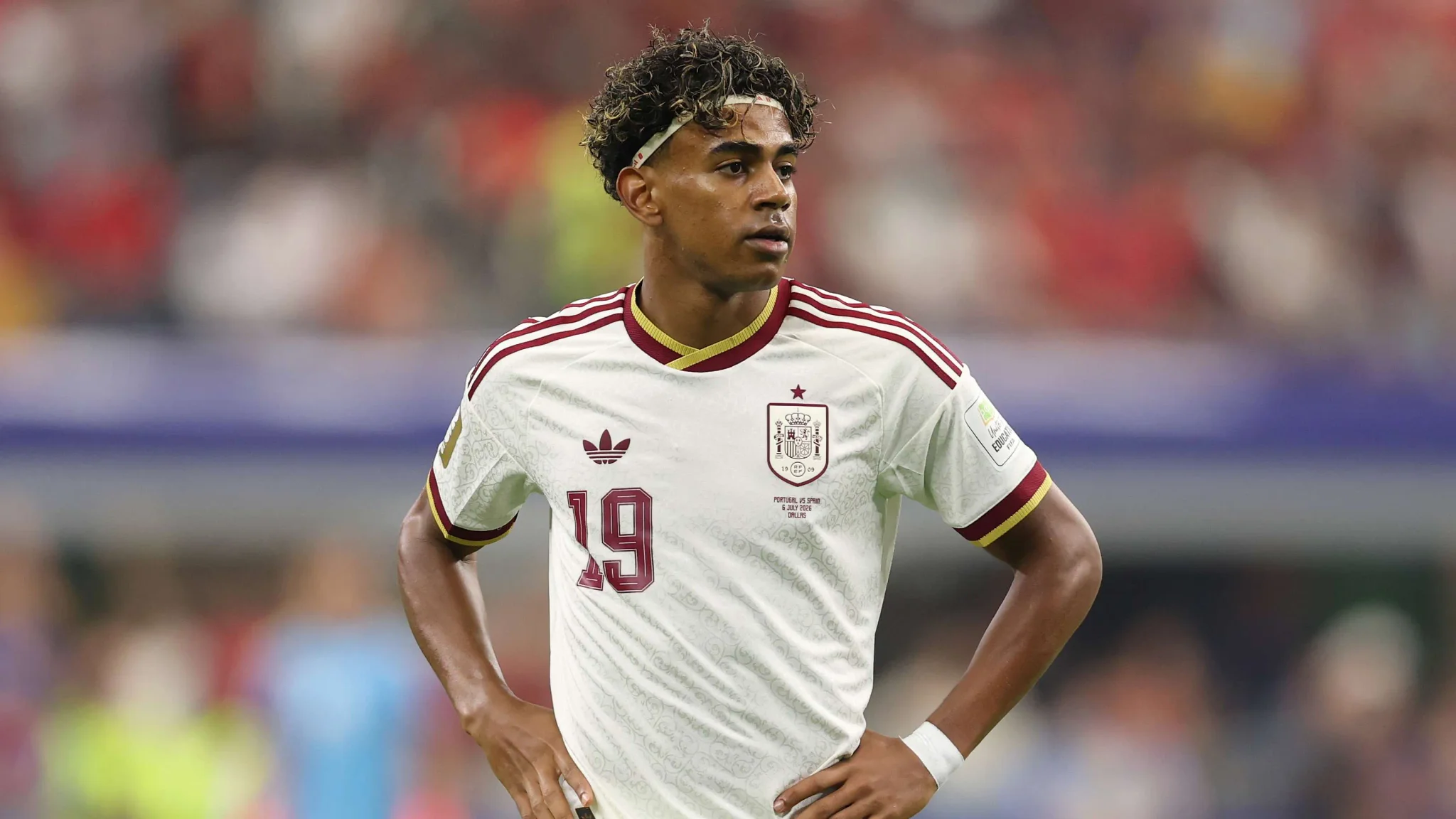 لاعب كرة القدم الشاب لامين يمال يرتدي قميص المنتخب الإسباني رقم 19 خلال مباراة كأس العالم 2026، مع تركيز على مستقبله المشرق حسب تشافي.