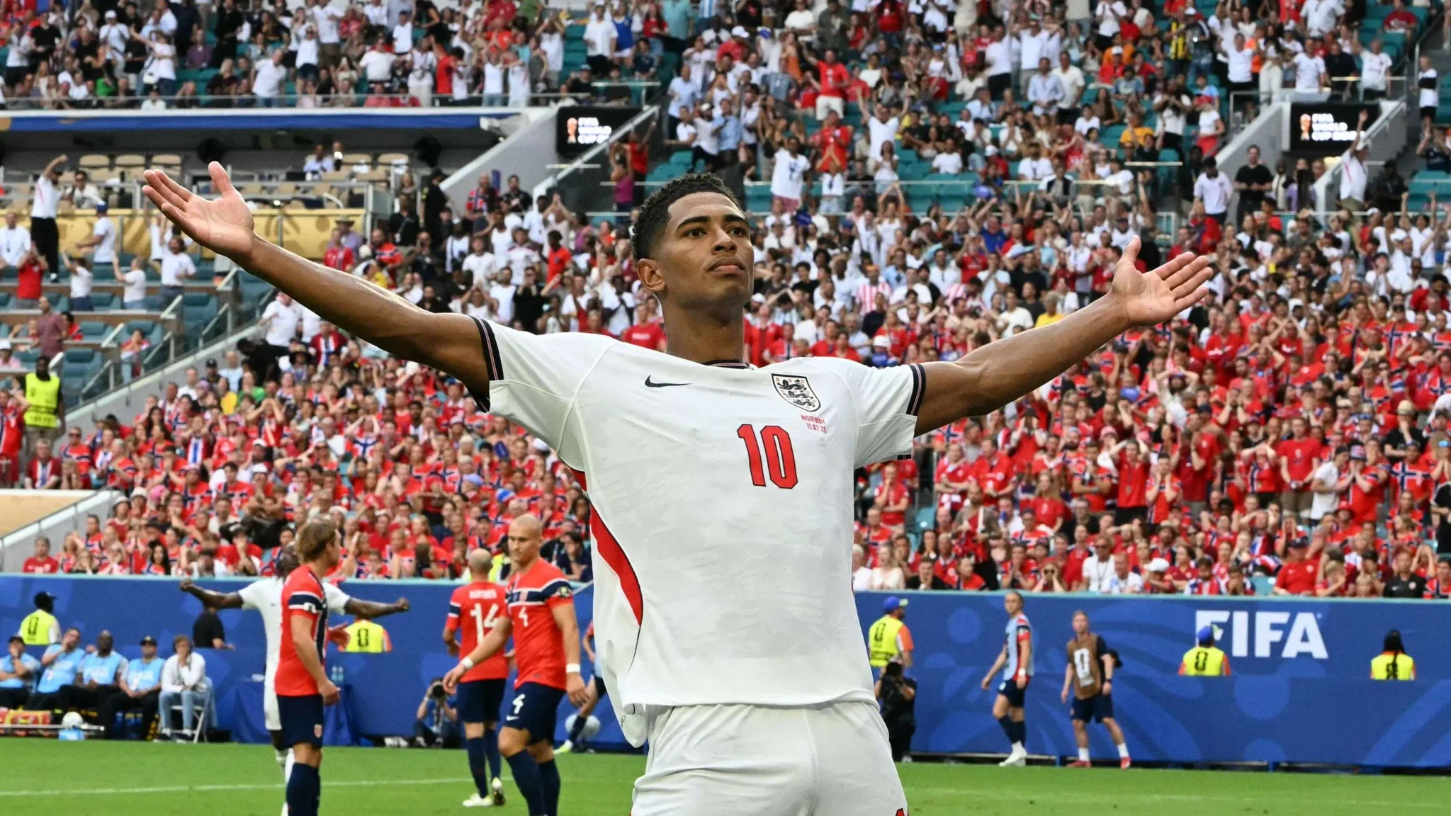لاعب إنجليزي يرتدي القميص رقم 10 يحتفل بفوز فريقه وسط جمهور كبير في مباراة كأس العالم بين إنجلترا والنرويج.