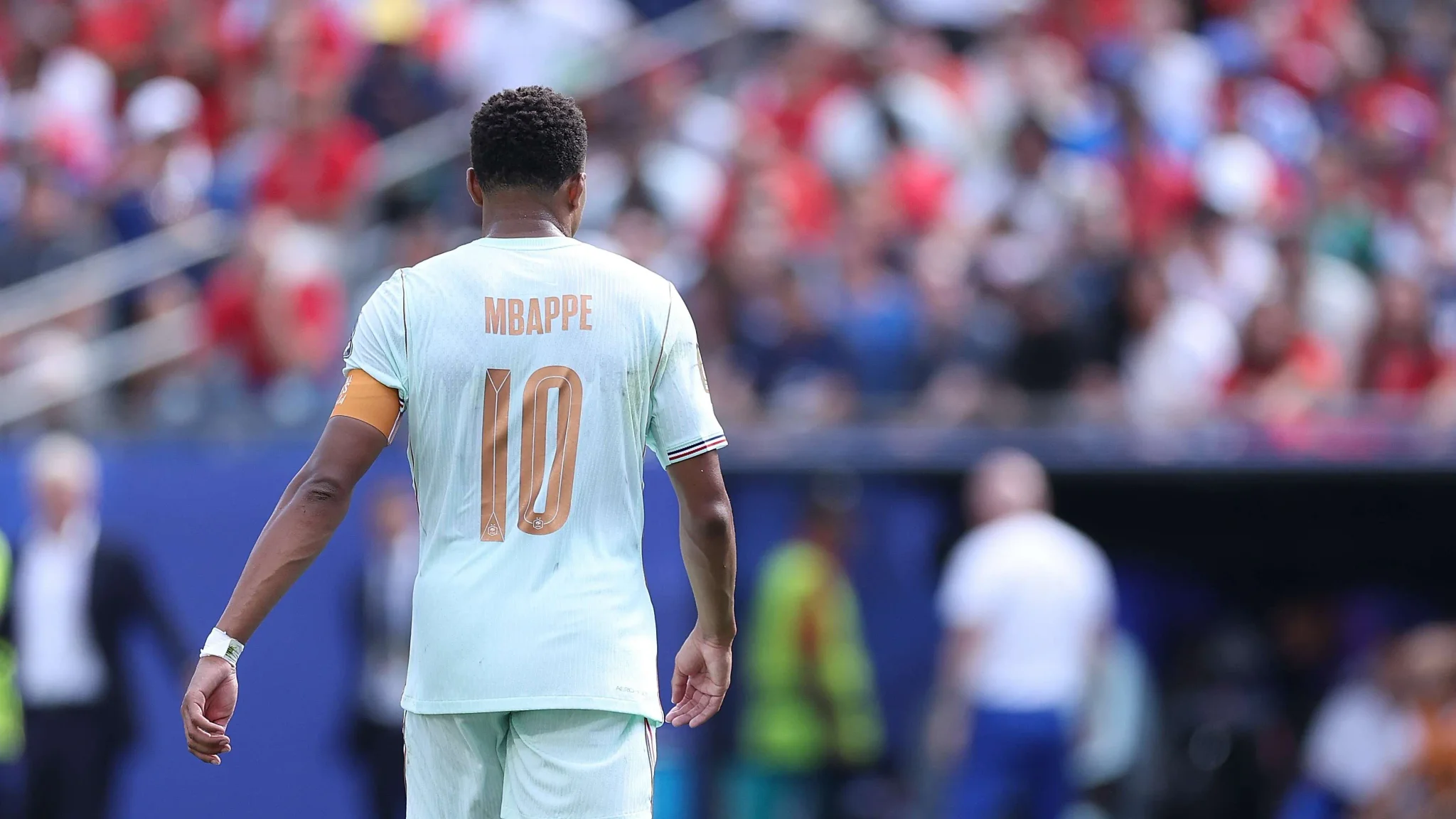 كيليان مبابي يرتدي قميص فرنسا رقم 10 خلال مباراة كأس العالم، مع جمهور في الخلفية يبرز قوة المنتخب الفرنسي الهجومية.