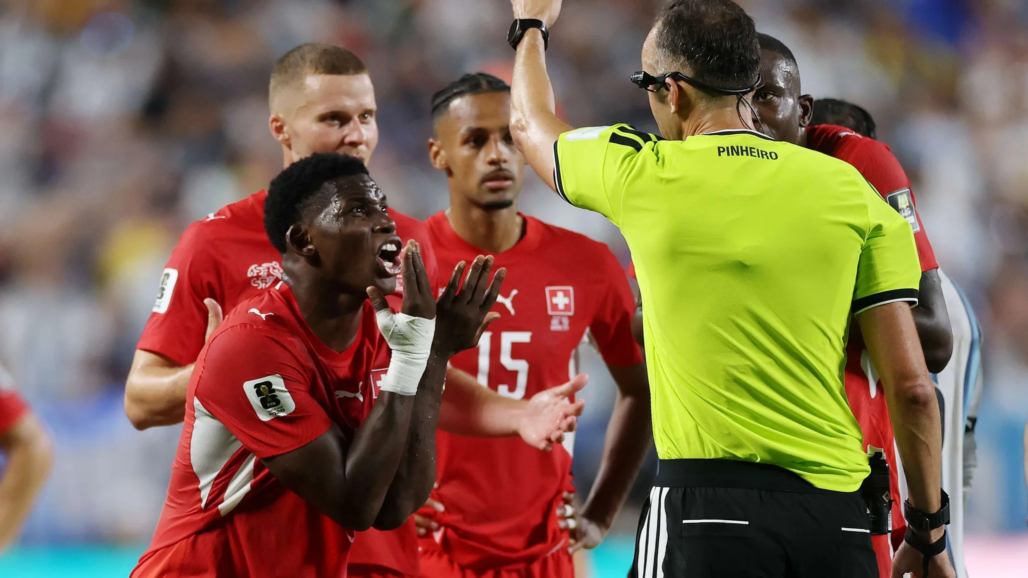 لاعبو منتخب سويسرا يحتجون على حكم المباراة أثناء إشهار البطاقة الصفراء في كأس العالم، وسط توتر واضح في اللقاء.