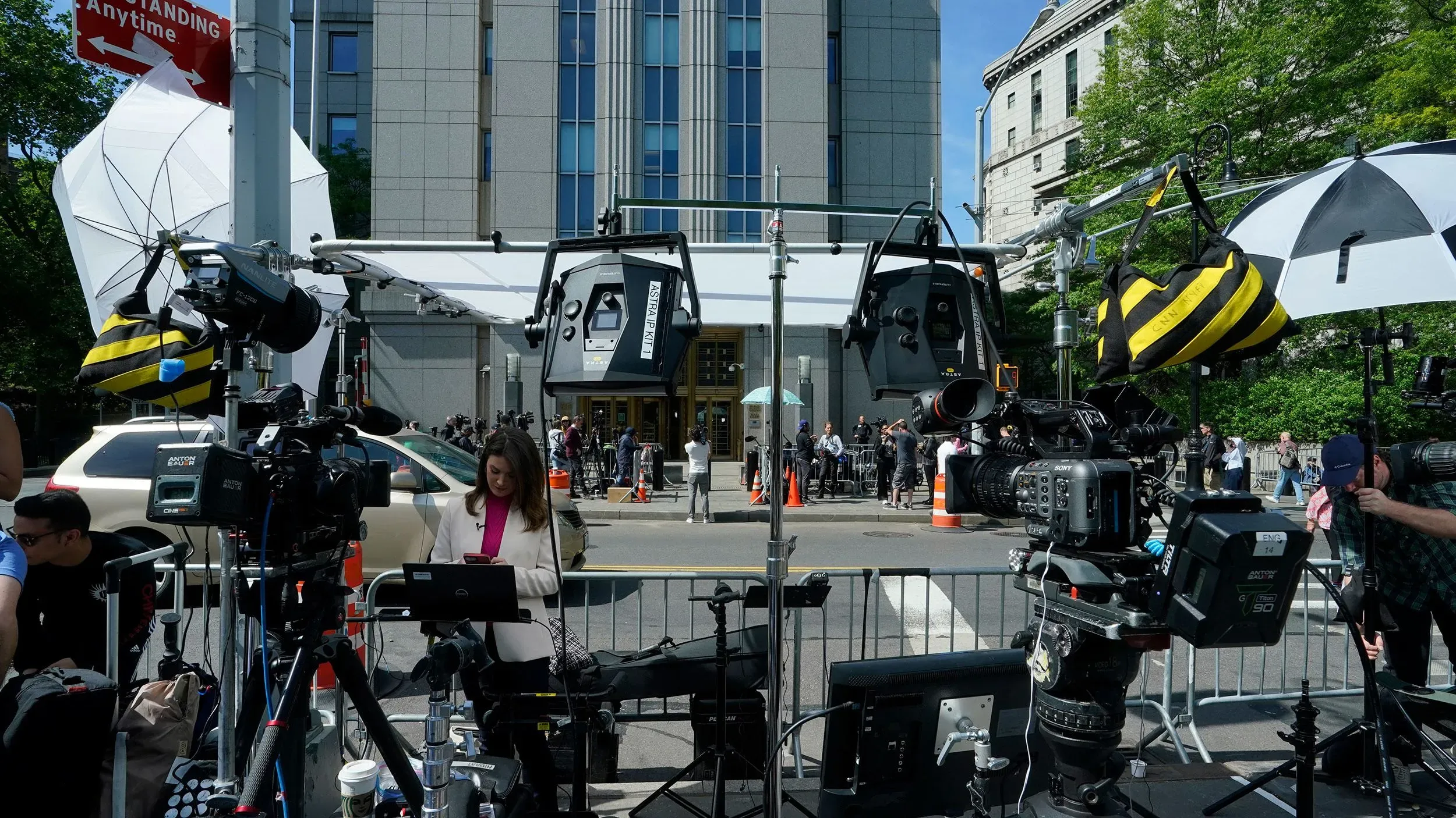 تجمع كبير من الصحفيين والمصورين خارج المحكمة، مع معدات تصوير وأضواء، استعدادًا لتغطية محاكمة مشهورة تتعلق بالعنف الأسري.