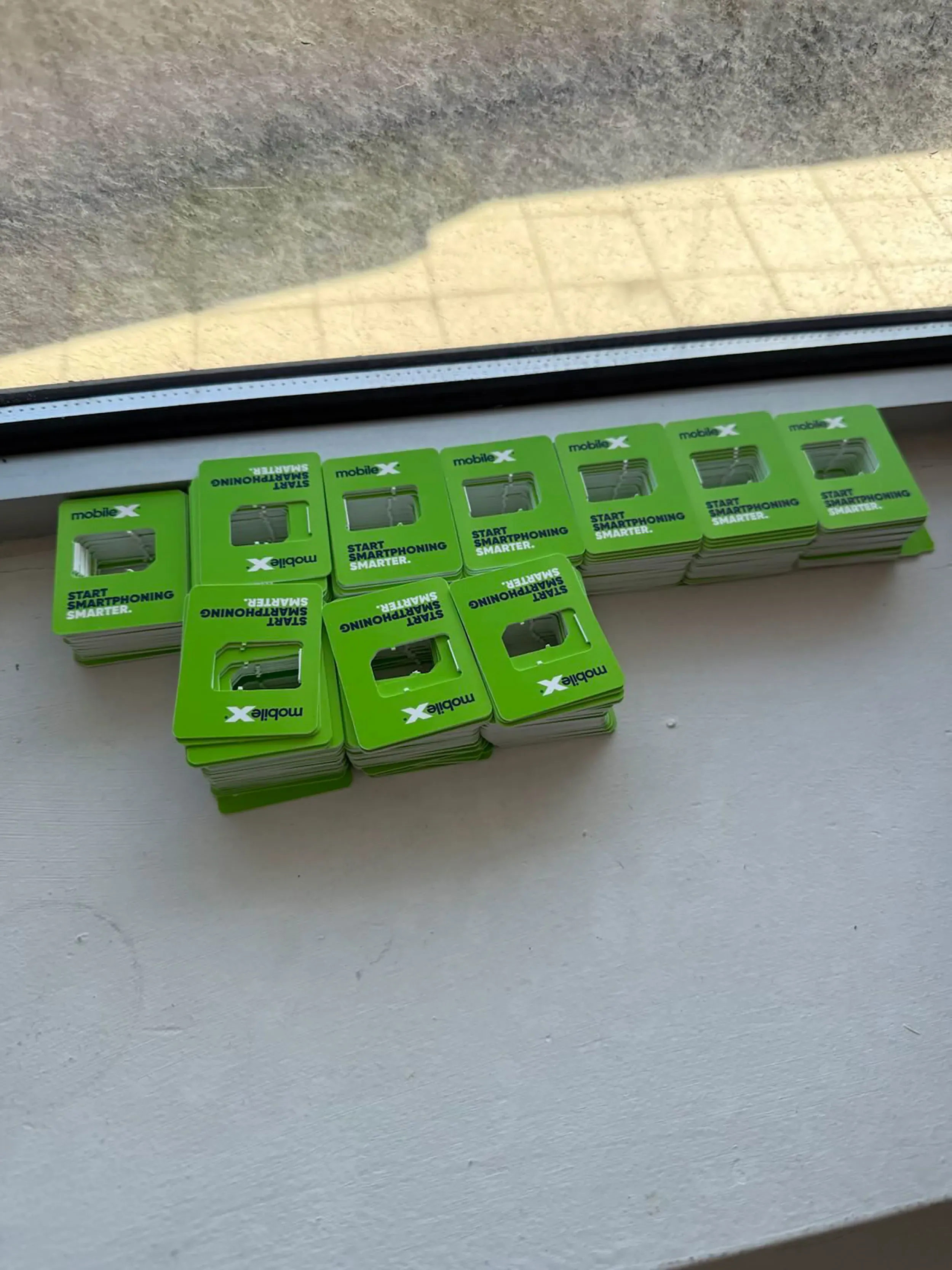 شبكة من بطاقات SIM الخلوية المكدسة، تُظهر جهودًا لإخفاء الاتصالات غير القانونية التي تهدد الأمن في نيويورك.