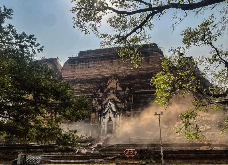 تظهر الصورة معبدًا قديمًا في ساغاينغ، ميانمار، يتعرض للدمار بعد الزلزال المدمر، مع غبار يتصاعد من أنقاضه.
