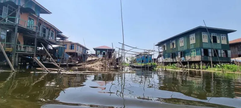 صورة لبلدة ساغاينغ بعد الزلزال، تظهر المنازل المتضررة والمياه المحيطة، مما يعكس الدمار الواسع الذي خلفه الزلزال في ميانمار.