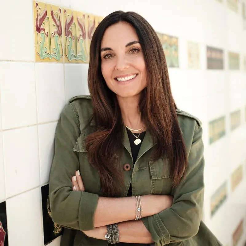 صورة لنيكول ساكس، معالجة نفسية، مبتسمة وتضع يديها على صدرها، ترتدي سترة عسكرية، أمام جدار مزخرف. تتناول موضوع الألم المزمن وعلاجاته.