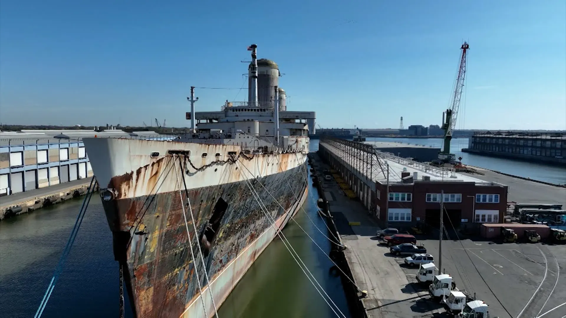سفينة SS United States التاريخية، مهجورة منذ عقود، تستعد للإبحار نحو إغراقها كشعاب مرجانية اصطناعية في خليج المكسيك.