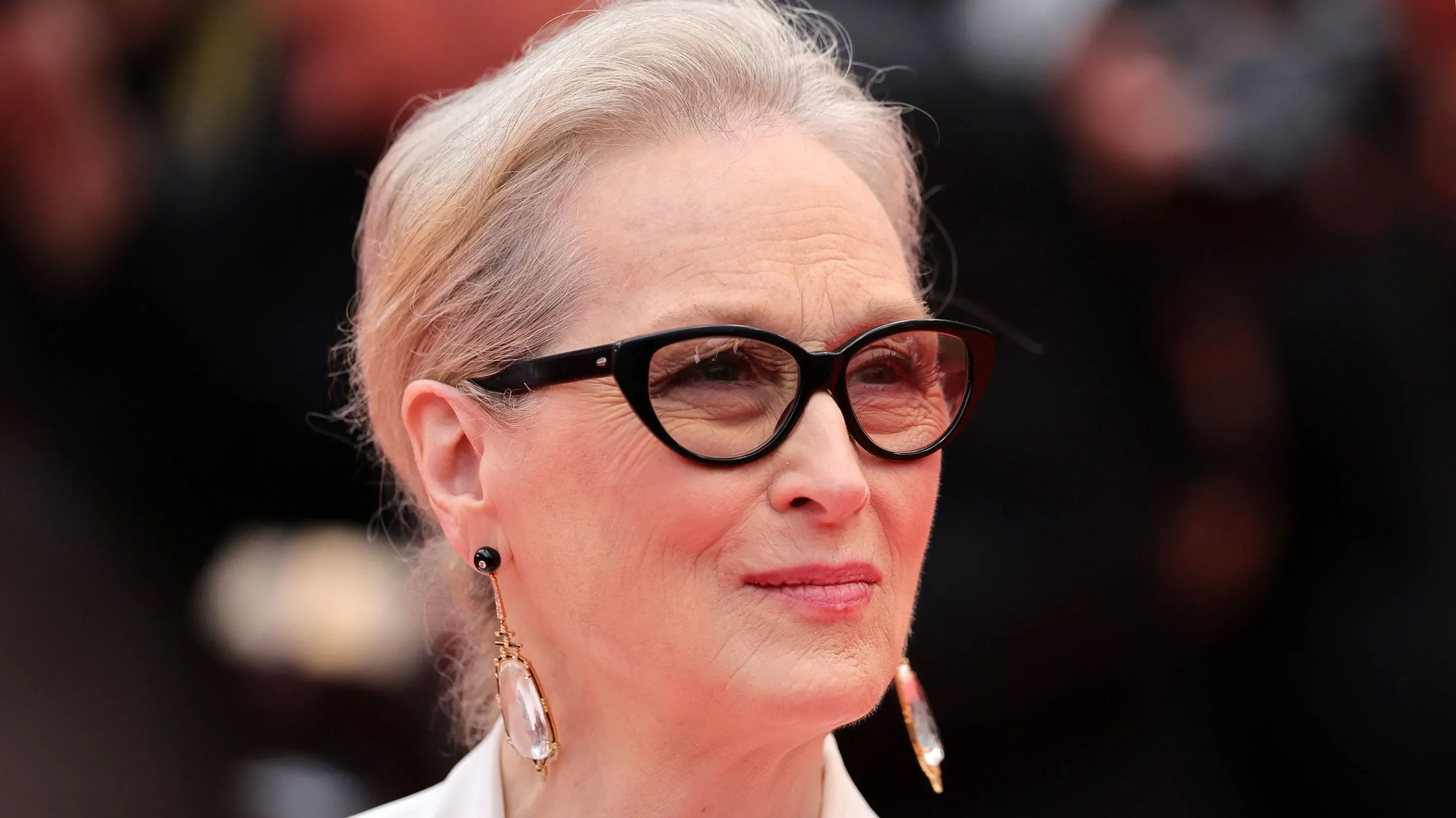 تظهر ميريل ستريب وهي ترتدي نظارات شمسية وتعبيرات وجه تعكس قلقها أثناء الإخلاء بسبب حرائق الغابات في لوس أنجلوس.