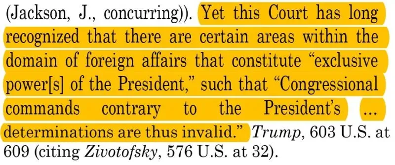 نص ملون يبرز قرار المحكمة العليا حول السلطة الرئاسية، ويشير إلى قضايا تتعلق بالحماية القانونية للرئيس ترامب.
